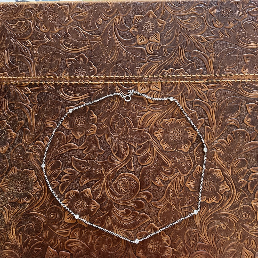 Elegant 18k white gold Necklace with 7 bezel set diamonds.